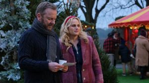 Kiefer Sutherland and Rebel Wilson’s Holiday Comedy ‘Tinsel Town’ Arrives in November
